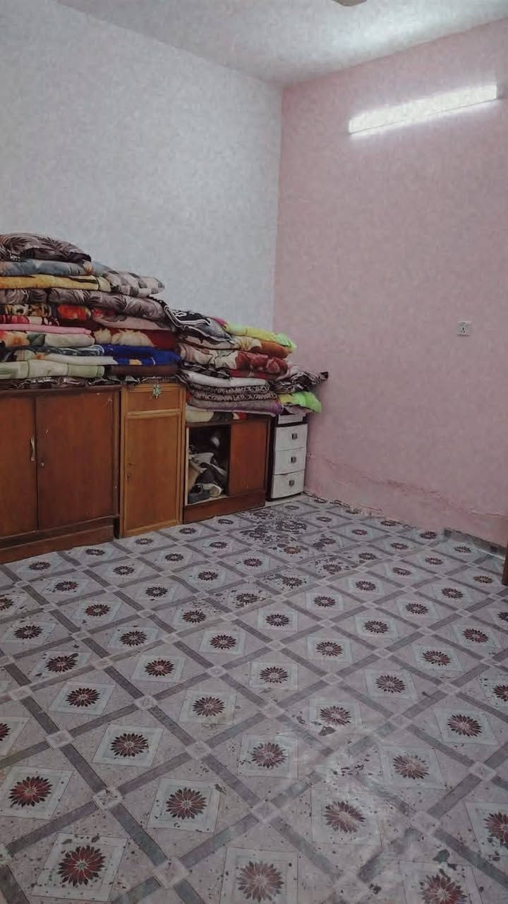 السلام عليكم بسبب الوعود الكذبة اعيد النشر  بيت البيع 150 منطقة الصلاح البزل لاول يم 90 دار بصفحة المدارس البيت يتكون من غرفتين نوم او حولي او ستقبال او مطبخ او صحيات كهرباء ماء مجاري خرجي البيت عوزة بس كاشي وشتايكر غير هذا الشي ماكو بعد كلشي جاهز نضيف بناء جديد السعر 68 او بي مجال قليل  متواجد على الفيس او هذا رقمي ***********
