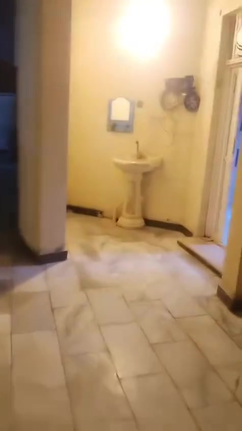 *دار ركن طابقين للبيع في مجمع السلام السكني - العباسية*

*🏡 التفاصيل:*
*الموقع*: مجمع السلام السكني - العباسية
*المساحة*: 300 متر مربع
*البناء*: ركن - طابقين
*السعر*: 190,000,000 دينار ومعه مجال

*المميزات:*
- مساحة واسعة 300م
- ركن وموقع مميز داخل المجمع
- بناء طابقين حديث
- مجمع متكامل الخدمات
- سعر مناسب وبيه مجال للتفاوض

*للتواصل والزيارة:*
اتصل الآن: *************
