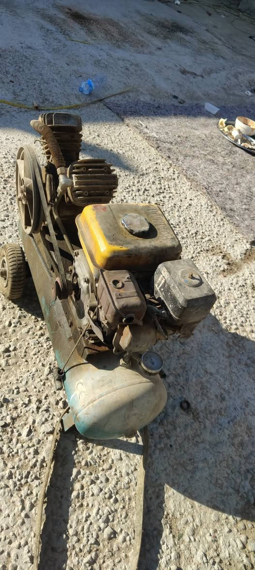 كمبريسرات للبيع حجم 50 لتر سعرهن125 الف  اثنينهن  واحد نقص ماطور مكان كربلاء ***********
