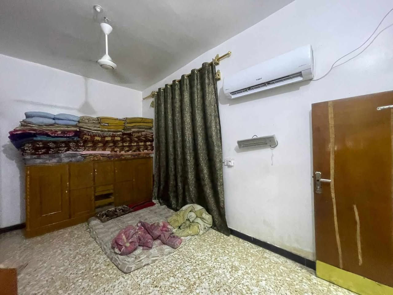 منزل معروض للبيع طابوو صرف
عنوان ديوانيه 

حي الفرات قرب شارع الصب او قرب التقاطع 

المساحه:- 191م عرض الواجهه 9م

البناء اساس كونكريت البناء بلوك وطابوگ 

يحتوي ع 

غرف نوم عدد 3

مطبخ

استقبال غير متكامل

صاله 

صحيات 

المنزل مطلوب للبلديه 19مليون تسديد سنوي بالسنه مليون دينار

السعر باليد 98 وبي مجال جداً بسيط
للتواصل ***********
