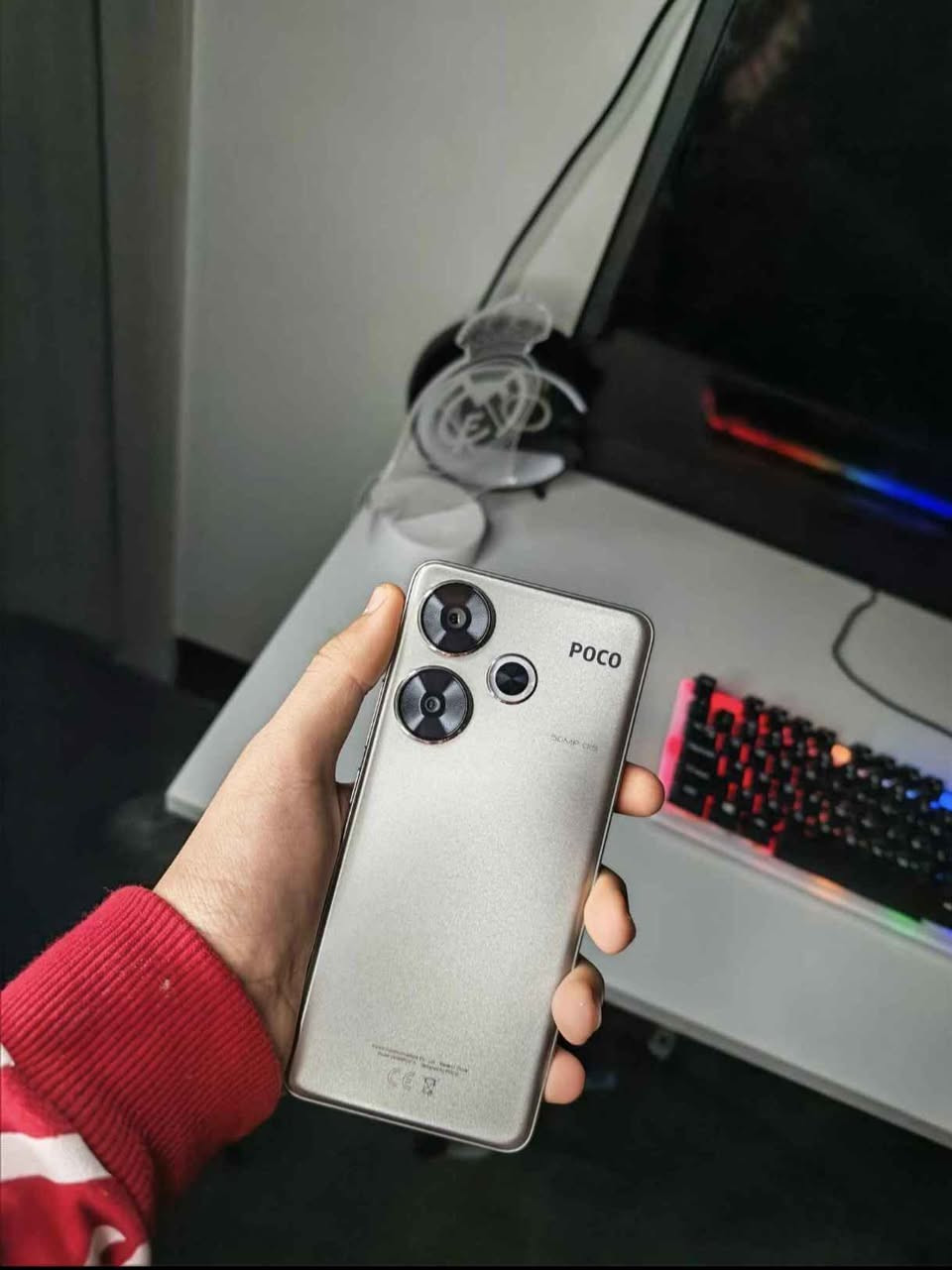 🔥 المواصفات التقنية الرئيسية
📱 الشاشة: 6.67 بوصة AMOLED بدقة 1.5K (2712×1220) + معدل تحديث 120 Hz وDolby Vision وHDR10+، مع حماية Corning® Gorilla® Glass Victus. �
Mi Poland
⚙️ المعالج: Qualcomm Snapdragon 8s Gen 3 القوي (4 نانومتر)، مناسب للألعاب والتطبيقات الثقيلة. �
Mi Poland
🧠 الذاكرة: 8 GB أو 12 GB رام + تخزين داخلي 256 GB أو 512 GB (UFS 4.0). �
Mi Poland
📸 الكاميرات:
خلفية مزدوجة: 50 MP (عدسة رئيسية مع تثبيت بصري) + 8 MP واسعة
أمامية: 20 MP للصور والسيلفي. �
Mi Poland
🔋 البطارية: 5000 mAh مع شحن سريع 90 W (يصل تقريباً إلى 100% في ~35 دقيقة حسب الشركة). �
Mi Poland
📡 شبكات واتصال: يدعم 5G، Wi-Fi 6، Bluetooth 5.4، NFC (في بعض المناطق)، مستشعر بصمة داخل الشاشة. �
Mi Poland
📱 النظام: يعمل بنظام Android 14 مع واجهة HyperOS من شاومي. �
Mi Poland
💧 المتانة: تصنيف مقاومة الماء والغبار IP64. �
Mi Poland
موبي كوست
📊 النقاط الأساسية في POCO F6
✅ أداء قوي في الألعاب والتطبيقات بفضل المعالج الرائد. �
✅ شاشة ممتازة في سطوعها وجودتها مع معدل تحديث عالي. �
✅ كاميرا جيدة للصور والفيديو مع تثبيت بصري. �
✅ بطارية كبيرة وشحن سريع. � موصل, نينوى


**إذا كنت صاحب هذا الإعلان وتريد حذفه لأي سبب، رجاءا أرسل رسالة إلى الدعم الفني**