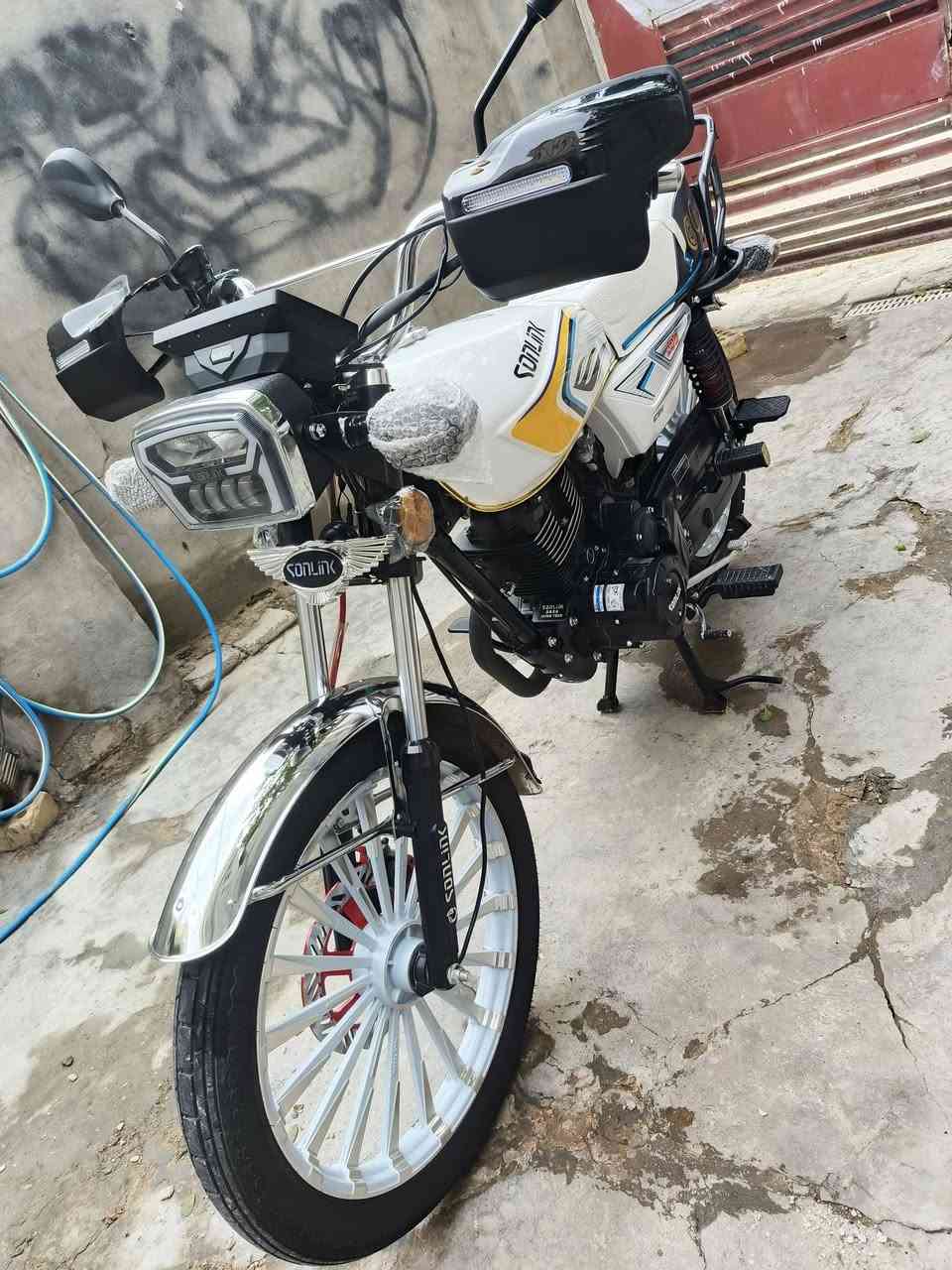 سونلك 2025 دراجه بحالة الوكالة بعدهي زيرو 
اشاير لد لايت زنون شاشه الكتروني
معا فتحة كيبل شحن ماشيه ٢٠٠٠ كيلو متر
محرك 200 cc الاسود كفاله عامه من كلشي
بصمات تشغيل عن بعد 2 + سويجات 2
دراجه صارله شهر طالعه من الشركة 
سعرر اتصال او واتساب 
مكاني بالمحموديه ***********
