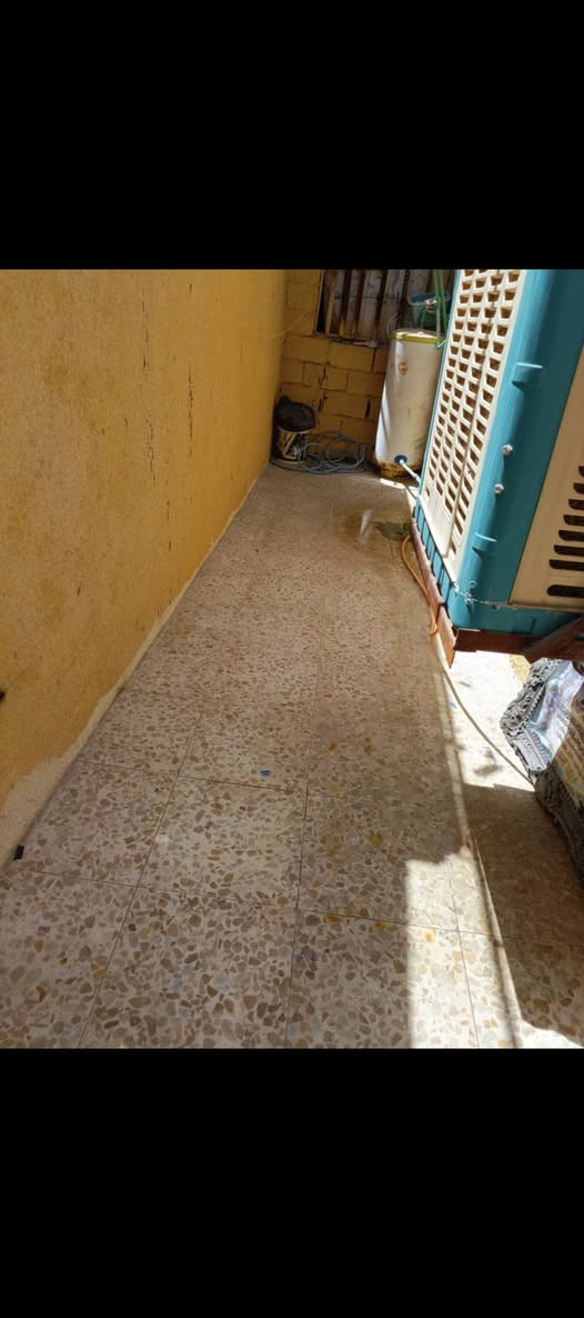 بيت مساحته 100 متر للبيع بشارع السكلات خلف مطعم اسماك عسوله للاستفسار ***********
