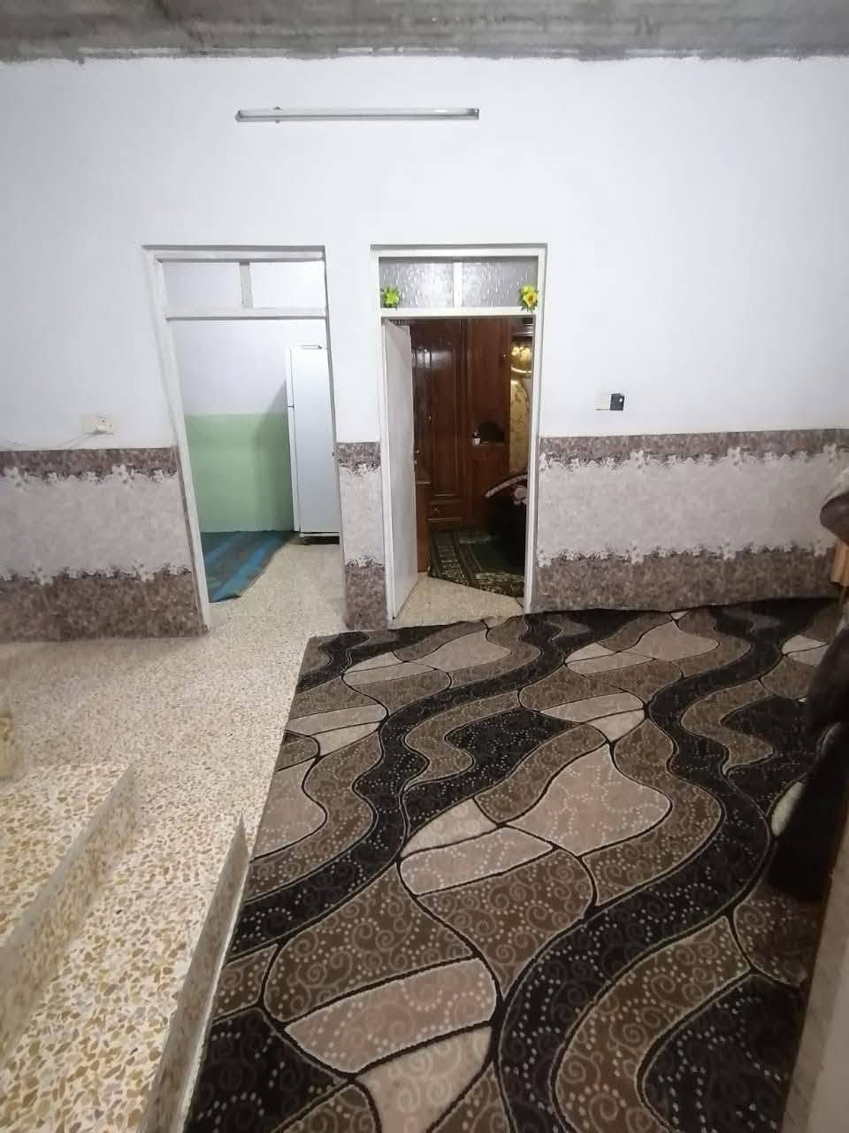 دار للبيع حي الرشيدية قطاع الخامس قرب جامع الورشان مساحه 150متر غرفتين نوم واستقبال وهول وسط ومشتملات داخل وخارج ومطبخ وكراج وبي وصل بلدية يبعد عن السوق الروضه 200مترالاتصال ***********
