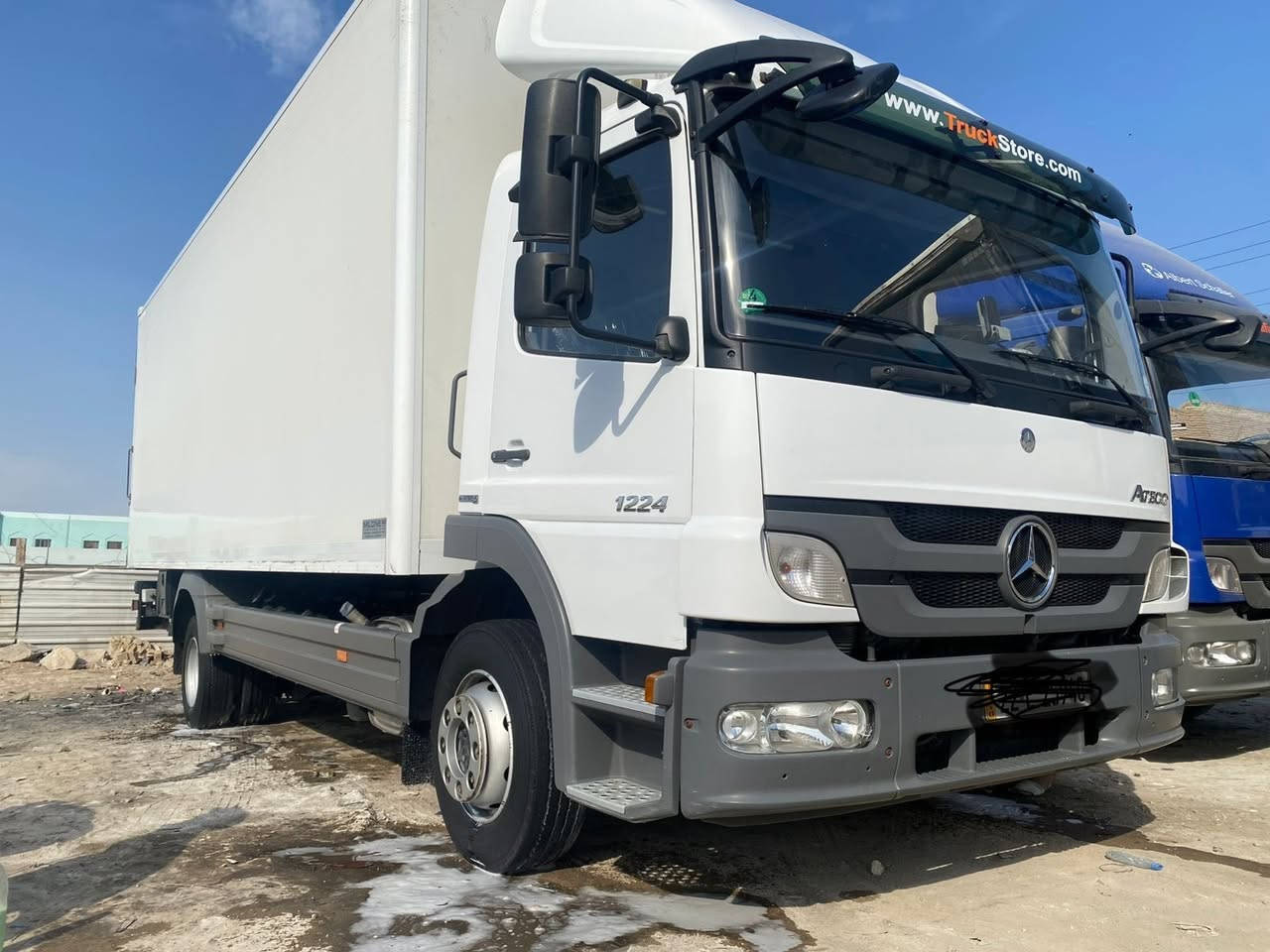 السلام عليكم اتيكو للبيع موديل 2013 فول موصفات هاف طكتين قفل مركزي سنتر لوك تبريد بلادي تخم تاير جوبلس خلفي  سبرنك امامي طول 7 وربع هزه وفحص جديد مكان السياره بغداد الامين ***********
