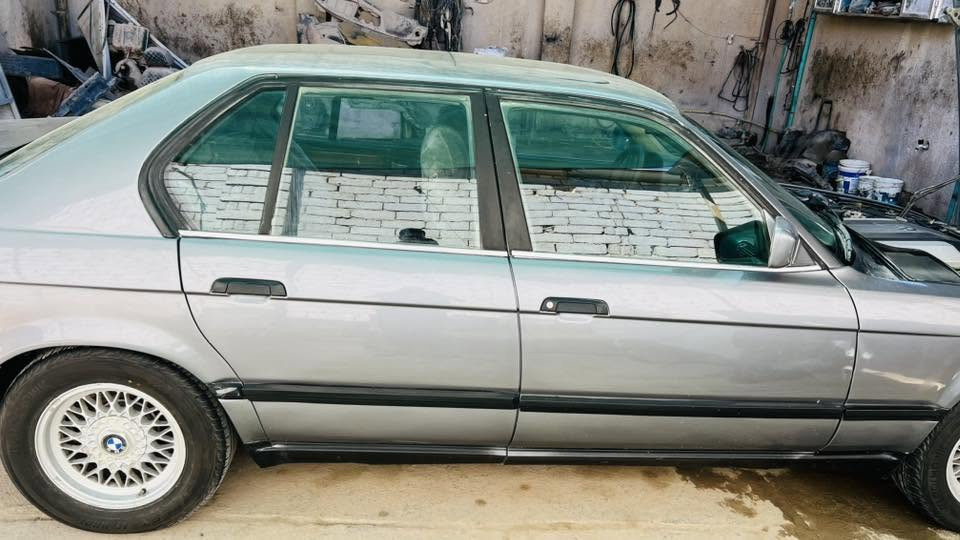 السلام عليكم من رخص الأمن المحترم
Bmw ٧/٤٠
أصل بليتة و سنوية مكفولة من الضربة 
مصبوغة للجمالية 
مكينة مكفولة 
السيارة جاهزة من كلشي 
سلايت طكتين 
ABS شغال
تخم تاير باتري كلة جديد 
منظومة ماء +منظومة تبريد جديد 
السيارة مدامة بالكامل 
بسمي ابيع شرط التحويل 
السعر المطلوب ٦٥ وبيها مجال 
للاستفتار أكثر الاتصال على ***********
