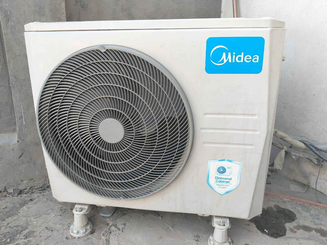 السلام عليكم
للبيع سبلت طنين شغال تبريد ثلج و الغاز موجود 
مع بواري 7 ونص متر 
حالياً السبلت مفتوح 
و تخم 11 مقعد نظيف كلش ، مابيه اي ضرر
بقية مقاعدة قطعتين ممصورة لان مكان ميكفي 
مكاني بغداد الزعفرانية شارع الكهرباء
***********
