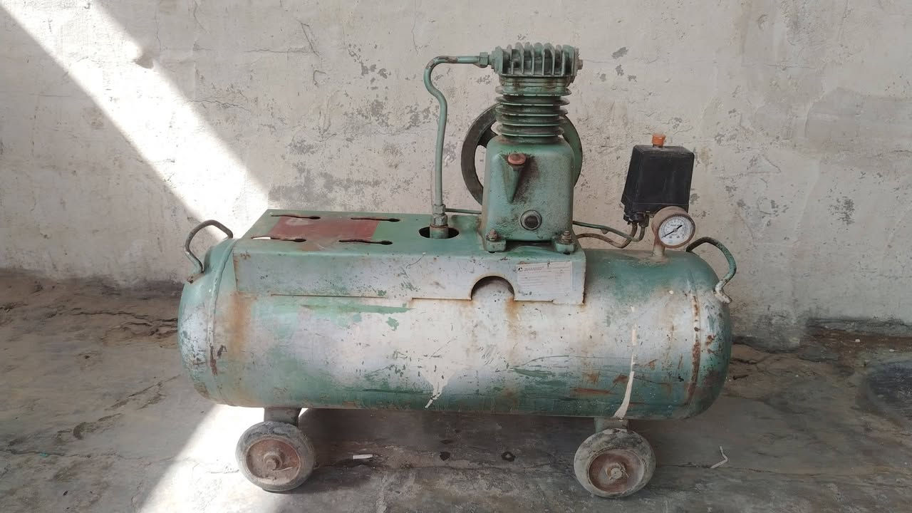 السلام عليكم
كمبريسر
للبيع
صناعة قديمة 
نقص ماطور
السعر
60 الف
عنوان بغداد الحبيبية
***********
