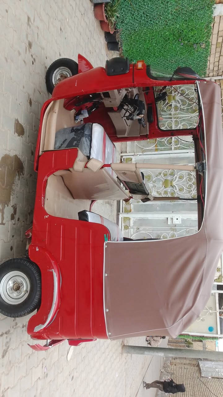 تكتك موديل 16 معمرة ومصبوغة عام
اوراق تخم تايرات جدد ضفيرة امامية وخلفية جدد سفريات دواخل كلهم جدد يعني التكتك جاهزة وخير من اللله ب4 وبيها مجال 
متواجد فيس واتساب *********** مكاني نهاية حي اور
