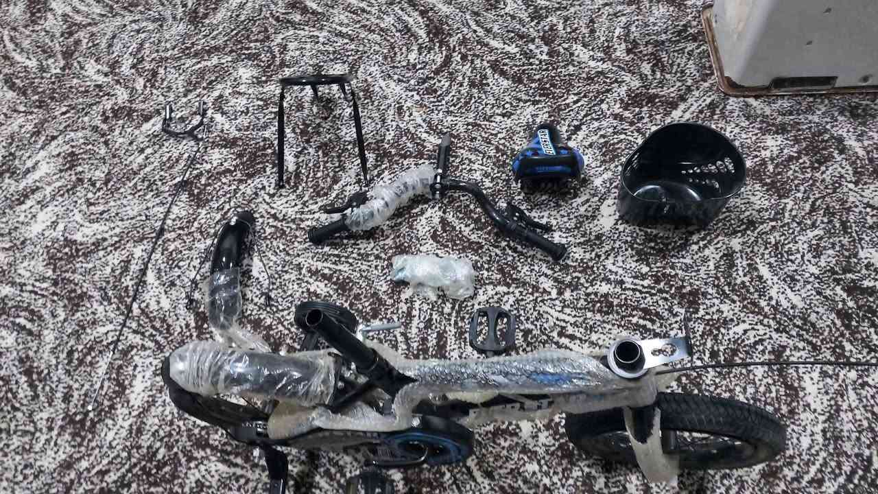 السلام عليكم بايسكل حجم ١٦ جديد بل لايلون بعده ما مطبك السعر ٧٠ وبي مجال الستفسار عل رقم ***********
