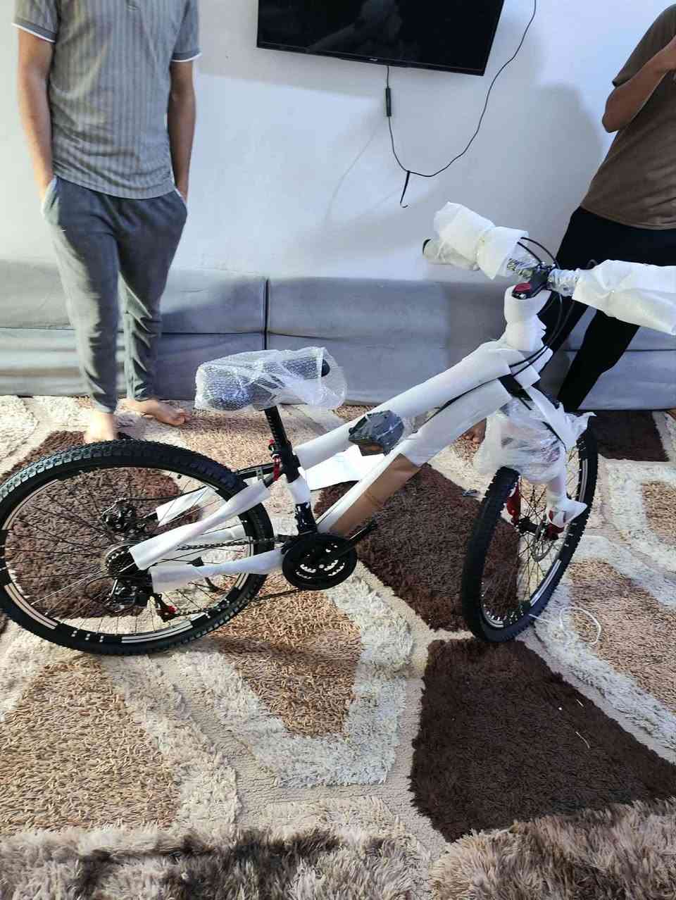 بايسكل ماركة جديد
سعره بالمحلات 175 
يمنه ب 125 
مكاني بصرة قضاء المدينة الخاص 
للتواصل واتساب او اتصال ‎0772 212 0946
