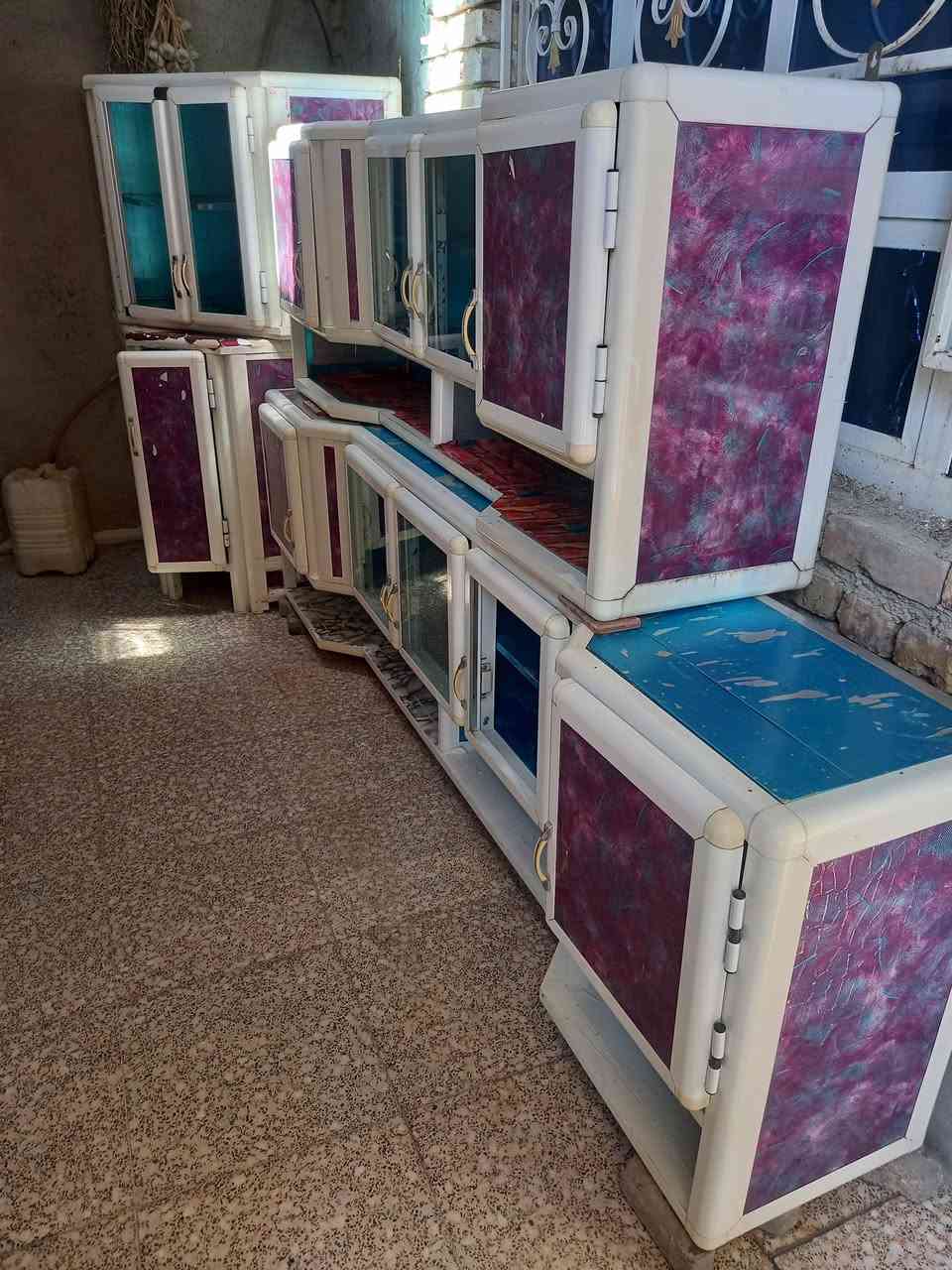 كاونتر مطبخ كامل سنك قياس ٢ .٤٠ طول حوضين  زاويه ركن ٨٥ سم كاونتر ارضي قياس ١.٨٠ متر  ملحق نفس قياس الكاونتر  الأرضي  رقم موبايل للاستفسار  ***********
