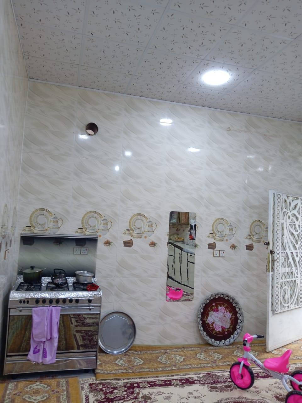 السلام عليكم دار للبيع حي ذويب ثاني مساحة 300متر غرفتين نوم صالة استقبال مطبخ صحيات داخل وخارج خدامات كاملة معروض 80وبي مجال استفسار اكثر *********** مكلف بلنشر مكلف بلنشر
