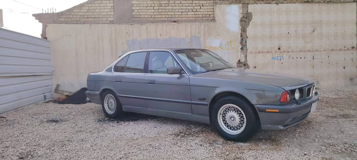 مكلف بالنشر..
السلام عليكم بي ام دبليو موديل 91
 حجم 525اصل مكينه مسكر 25 وارد ياباني كير مكينه حداديه كفاله ويل امريكي الغرفه بيضه جديده سياره جاهزه ما ناقصه غير بس غاز مال التبريد تعمير كله جديد 
رقم نجف مكان السياره نجف بيع او مراوس حسب القناعه اخوان كلشي اكو بالسوك السياره وره النظافه سياره جديده ما ناقصها شيء التواصل عل رقم ***********
