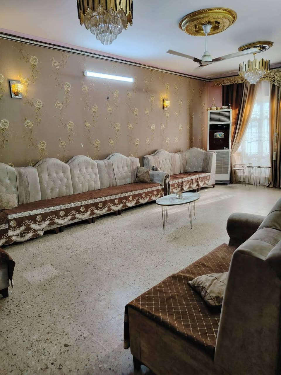 السلام عليكم بيت مساحه 200 متر منطقه الغزاليه شارع دائره الكهرباء ب اول شارع قريب ع الشارع العام الواجهة ١٠ و النزال ٢٠ البيت بي ٤ غرف نوم و ٣ صحيات و طرمه تتسع ل سيارتين معروض ب ٣٣٠ وبي مجال للاستفسار ***********70
