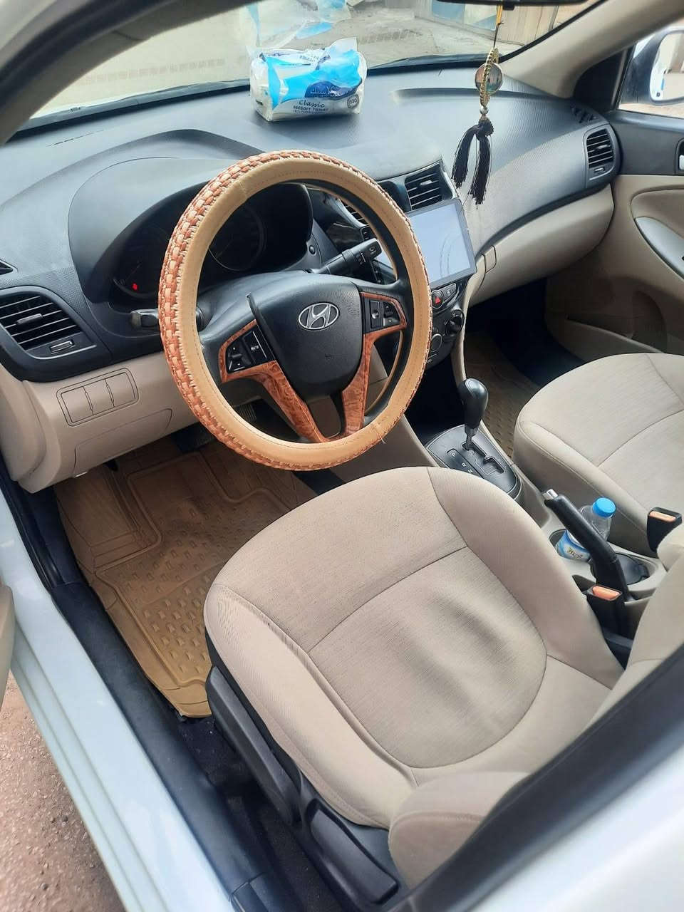 السلام عليكم
اكسنت  للبيع 2016  محرك 1600رقم بغداد انكليزي سياره نظيفه كلش مال بيت  مكفوله گير وحدايه ومكينه تاخذها ربع ما تصرف عليها سياره حلوه ونظيفه بمعنى الكلمه والي يحب يتصل هذا رقمي *********** مكانها كربلاء
