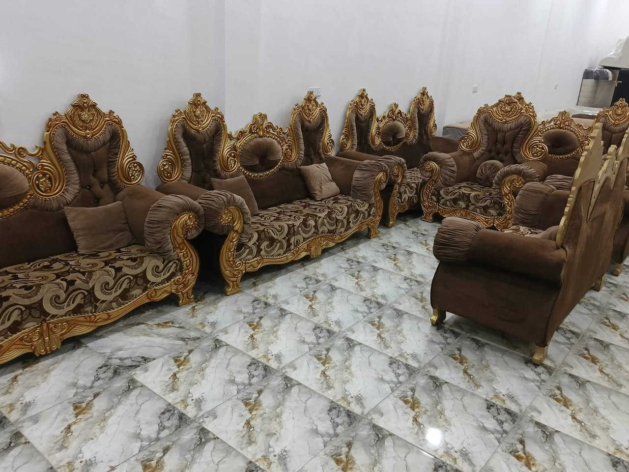 السلام عليكم 
 تخم 15 مقعد ملكي دزاين مصري 
 متانه كلش عاليه خالي من اي ضرر اسفنج عالي 
 السعر 🔥
 العنوان واسط قضاء الحي حي الجوادين (الاسرى)  مقابل الجسر 
واتساب او اتصال ***********
