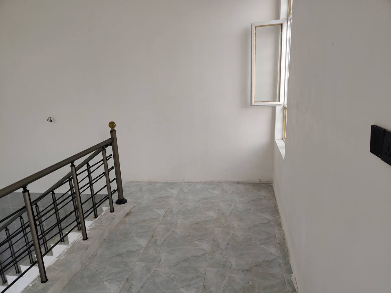 دار للبيع حي البساتين بنيان ردجه اولا جديد مساحته 100متر ستفسار ع رقم الهاتف ***********
