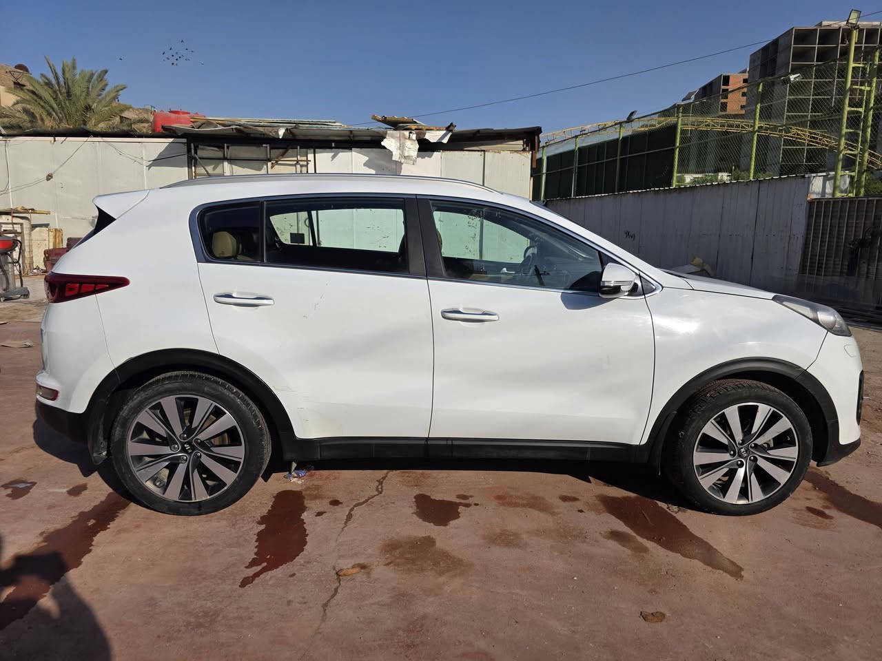 سبورتج 2017 ابيض خليجي رقمها بغداد بيه صبغ قليل بلجاملغ الخليفي ...حساسات والمرايه شفط ويل ١٩ كروم والداخل عسلي 
السيارة ع ايدي من زيرو لحد الان خير من الله ماشيه ١٧٣ السعر ١٦٨ وبيها مجال موبايل ***********
