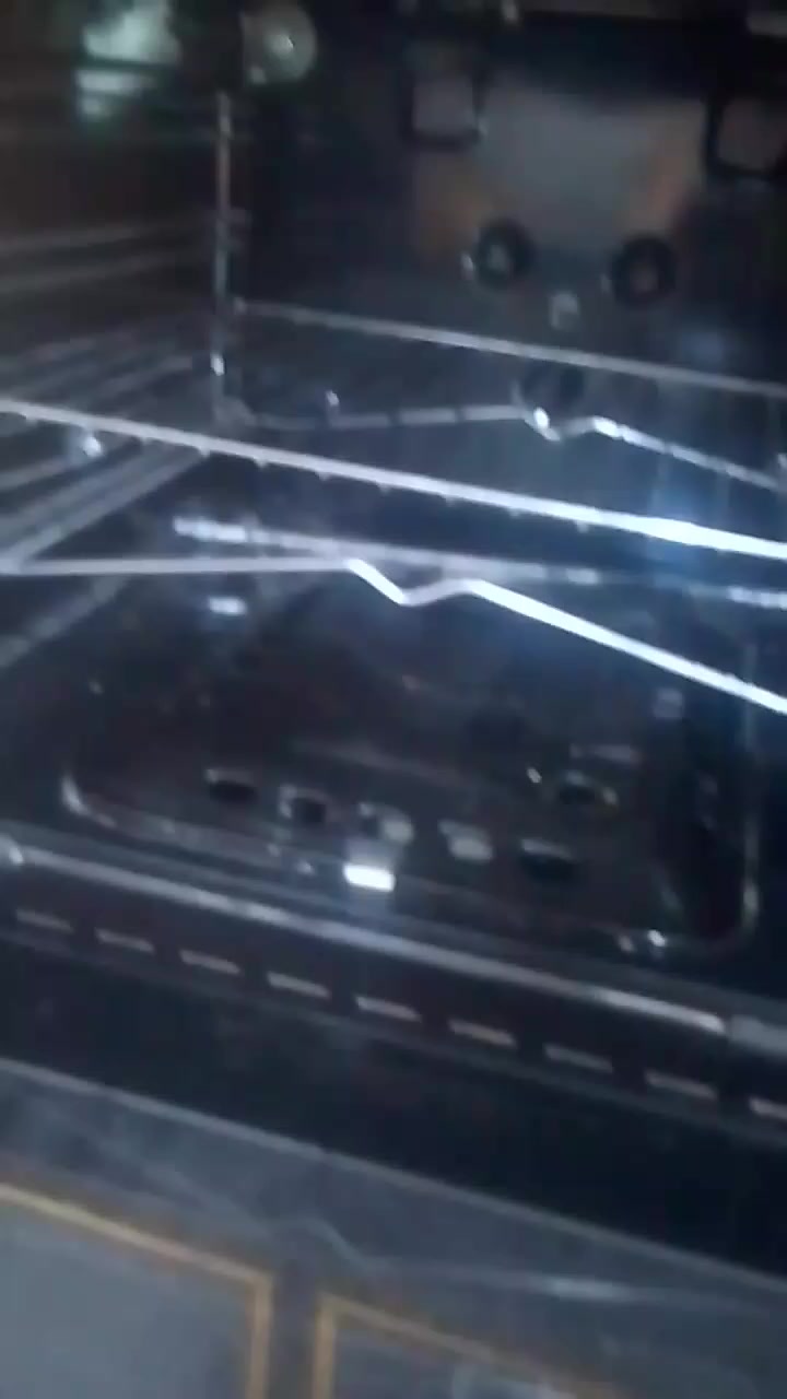 فرن يشتغل نارة الفوك كهربائي والجوة غازي
بس لباب شوية بيه ماينسد ويدة مابيه 
استخدامه قليل بس نارة تجنن


**إذا كنت صاحب هذا الإعلان وتريد حذفه لأي سبب، رجاءا أرسل رسالة إلى الدعم الفني**