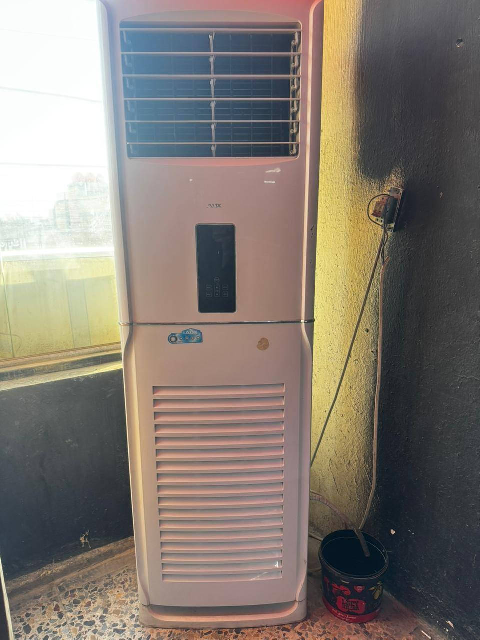 سلام عليكم سبلت 3طن جديد موسم واحد مشتغل اسمه AUXاواكس سبلت بكاروتونه مامتشغل هواي سعر اتصل ***********
