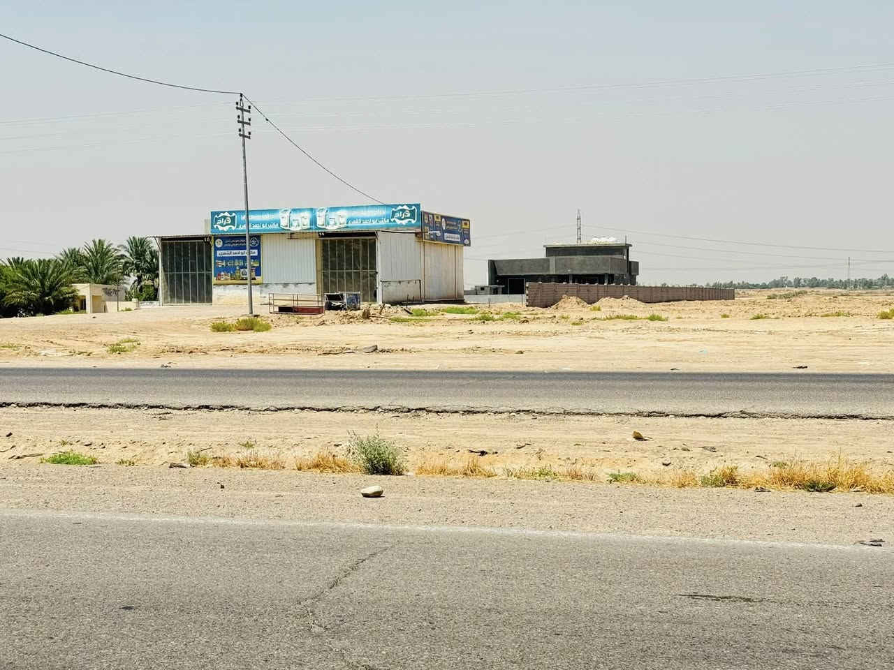 قطعة ارض ٦ دونم عقد زراعي ٣٥ وجه شارع العام طريق العزيزية بغداد قرب محطة وقود دجلة تحتوي على محلات عدد ٥ جاهزات كونكريت والاوضية رفت كونكريت طول المحلات ١٨ متر والعرض ١٥ متر مدفونه ويه الشارع ويحتوي ع بيت المساحه ٣٠٠ متر بناء درجه اولى حديث وطرمه ٤٠٠ متر وحديقه امام البيت وخلف البيت ميسج وكامل مي كهرباء 
الصور موجوده داخل المنشور للاستفسار اكثر اتصل او المراسله خاص 
*********** 
***********
