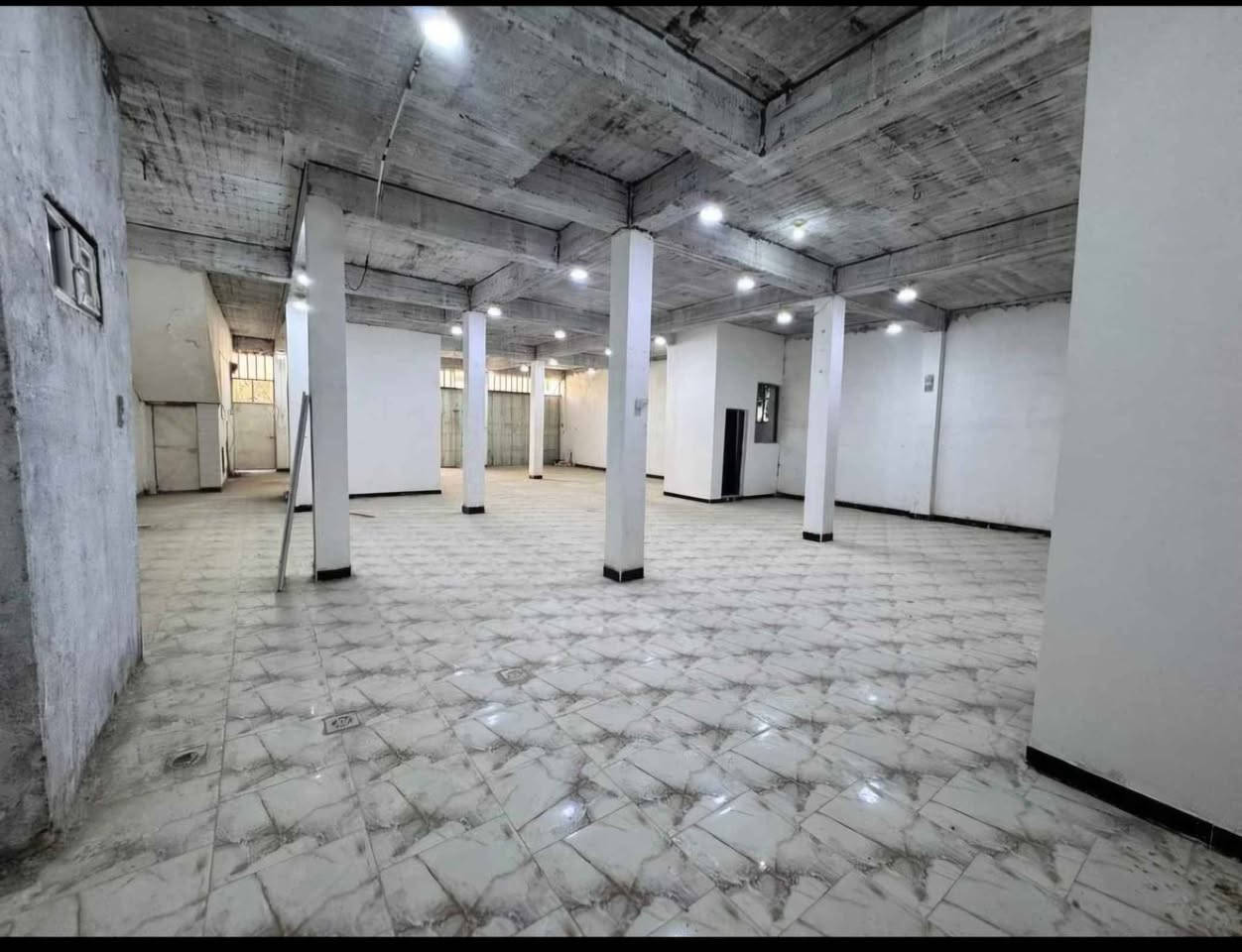 بناية للايجار طابق ارضي قاعة مفتوحة كما موضح بالصور 260 م. واجهه 13 نزال 20 العنوان حي الحكم شارع الطاقة 
قريب صيدلية زمزم للاستفسار الاتصال على الرقم 
*********** بغداد, العراق
