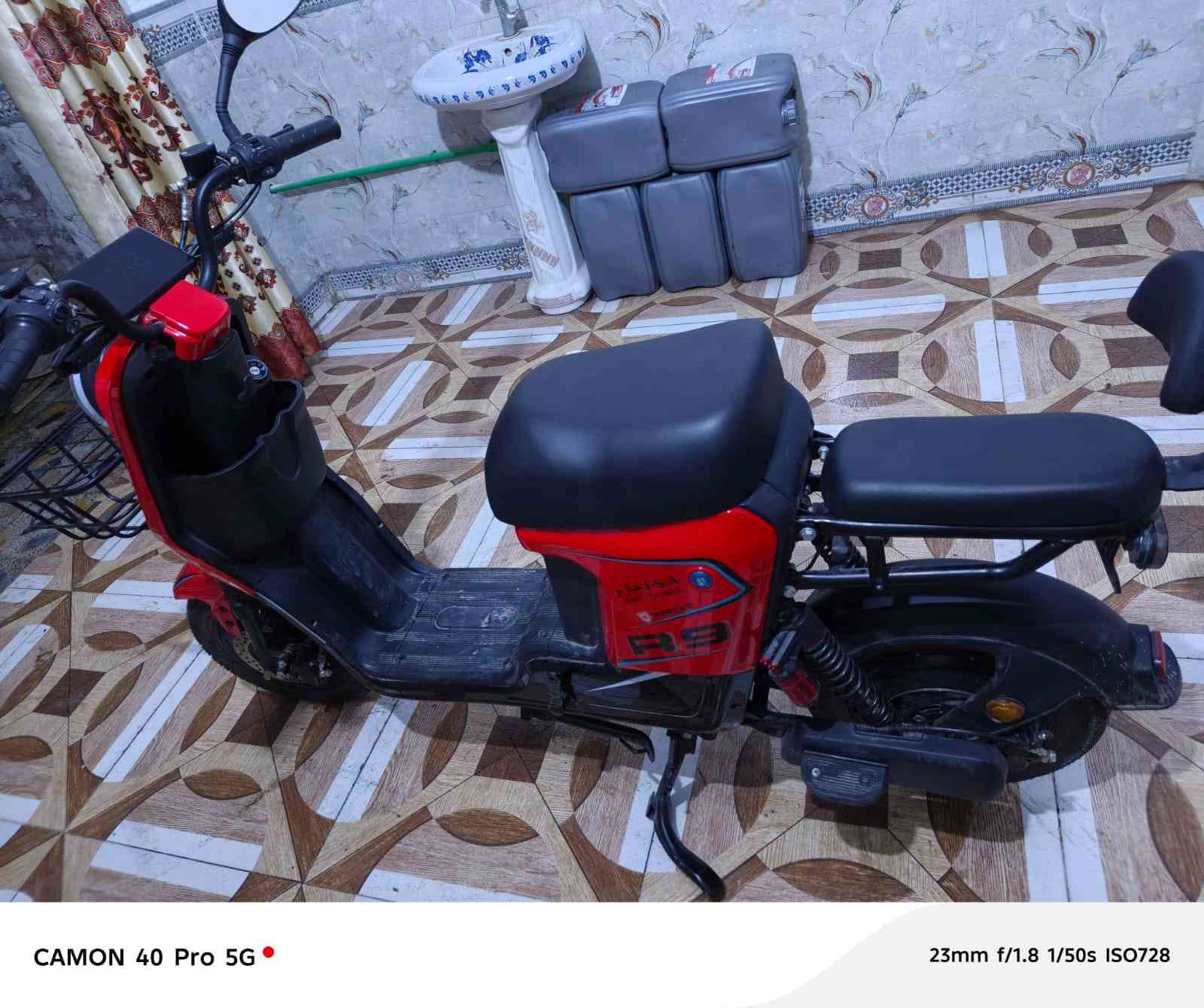 السلام عليكم
دراجه شحن R9
دراجة نضيفه وجديده اخذته قبل اسبوع 
السعر 400وبيه مجال للطيبين للاستفسار ***********
مكاني البصرة كرمة علي
