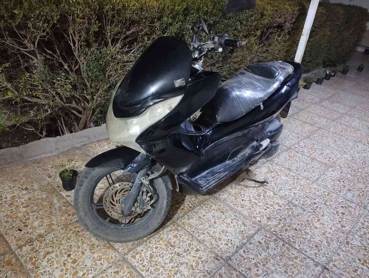 سلام عليكم 
عندي pcx للبيع دراجه نضيفه وحلوه محرك ناعم كهربائيات 
شغاله ستان حساس    
الكوت العزة القديمة ***********
