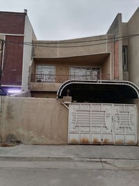 بيت للايجار في منطقة شهداء ضباط السيدية مساحة 160 م واجهة 7م يحوي كراج...