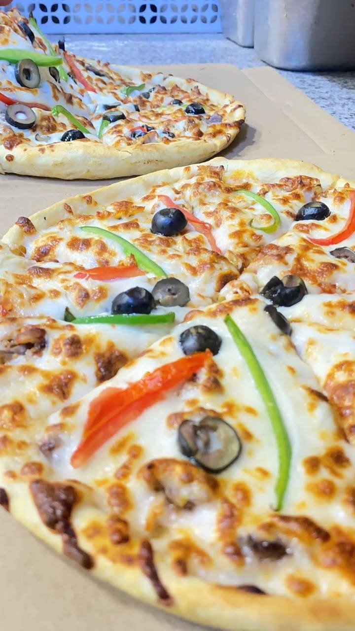 🍕عرض اليوم من مطعم شهم للوجبات
السريعة!
لأنكم تستحقون الأفضل، جمّعنا لكم الطعم الأقوى والسعر الأوفر في عرض واحد! اليوم هو يوم بيتزا الدجاج لعشاق المذاق المميز .
تفاصيل العرض الحصري:
• بيتزا دجاج (صغير): ب 3 آلاف فقط!
• بيتزا دجاج (وسط): ب 5 آلاف فقط!
• بيتزا دجاج (كبير): ب 8 آلاف فقط!
! ملاحظة: العرض متوفر لليوم فقط! لا تفوتوا الفرصة واطلبوا الآن.
ما للطلب والاستفسار:
• رقم الهاتف: [***********]
• العنوان:[الحصوه الشارع العام مجاور جامع اسامه]
مطعم شهم.. الطعم الأصيل واللقمة الهنية!🍕🍕
