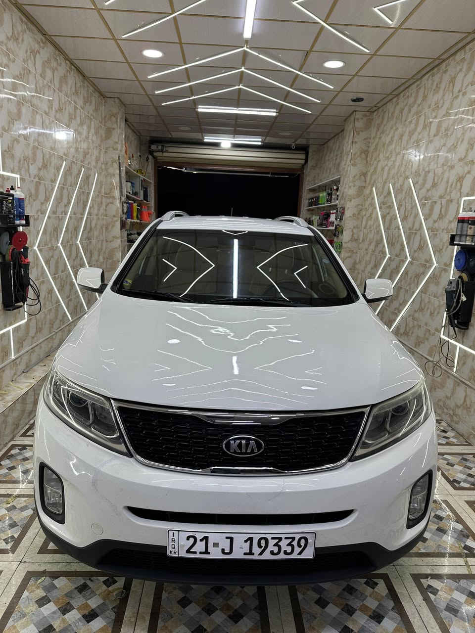 السلام عليكم 
سورنتوا 2014 خليجي 
طلعته زيرو من شركة بخيت 
وبأسمي 
ولحد الآن جانيها 
مواصفاته عادية 
ماشية 245 الف كليو متر 
محرك مفتوح على ايدي قبل خمس سنوات 
مصبوغ فقط البونيت اثر ضربة بتاير الخلفي لسيارة لاندكروز ،،،والدليل على الضربة كانت خفيفة 
الايرباكات سليمة و الدعامية صار بيه فطر وما صلحته فقط تكحيل 
تايرات جديدة نوع الهندي 
محرك وكير الحمدلله جيدة جداً
رايده ب 147 ورقة ،،، وأقسم بالله ما اعرف سعره بالسوك ولا وديتها معارض 
وهذا رقمي *********** 
موجود بسليمانية تريد تحويل تريد وكالة جاهز 
،،،،
اعتذر ما اكدرت انزل كل الصور مع المنشور ،،راح انزله بتعليقات 
تقبلو احترام
