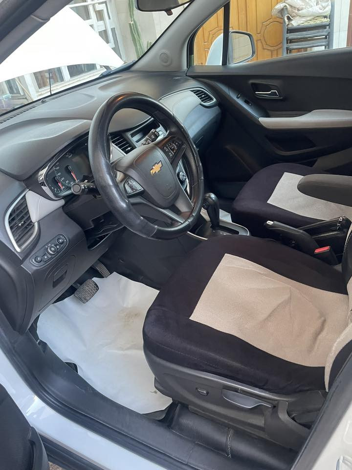 شوفرليت تراكس خليج ٢٠١٧ بدون حادث بدون ضرر عدى طخة صغير بل باب الخلف الراكب ماشية ٨٣٠٠٠محرك ١٨٠٠السيارة نظية على بلاد حساس خلفي حساس اطار  السعر ١٠٥$ وبيها مجال تحويل ثاني يوم مكان السيارة شارع فلسطين ***********
