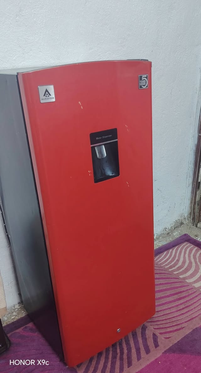 السلام عليكم عندي ثلاجه للبيع نضافته موضحه بالصور بيها براد ابو اللتر السعر ب١٠٠وبيها مجال للشراي فقط تجميدها ١٠٠ /١٠٠ الرقم للأستفسار ***********
