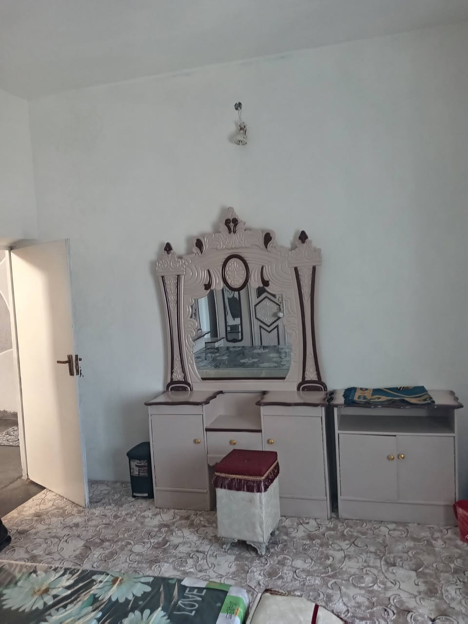 السلام عليكم من رخصت الادمن للبيع غرفه خشب عراقي بتصميم تركي  السعر 750 وبيها مجال ***********
