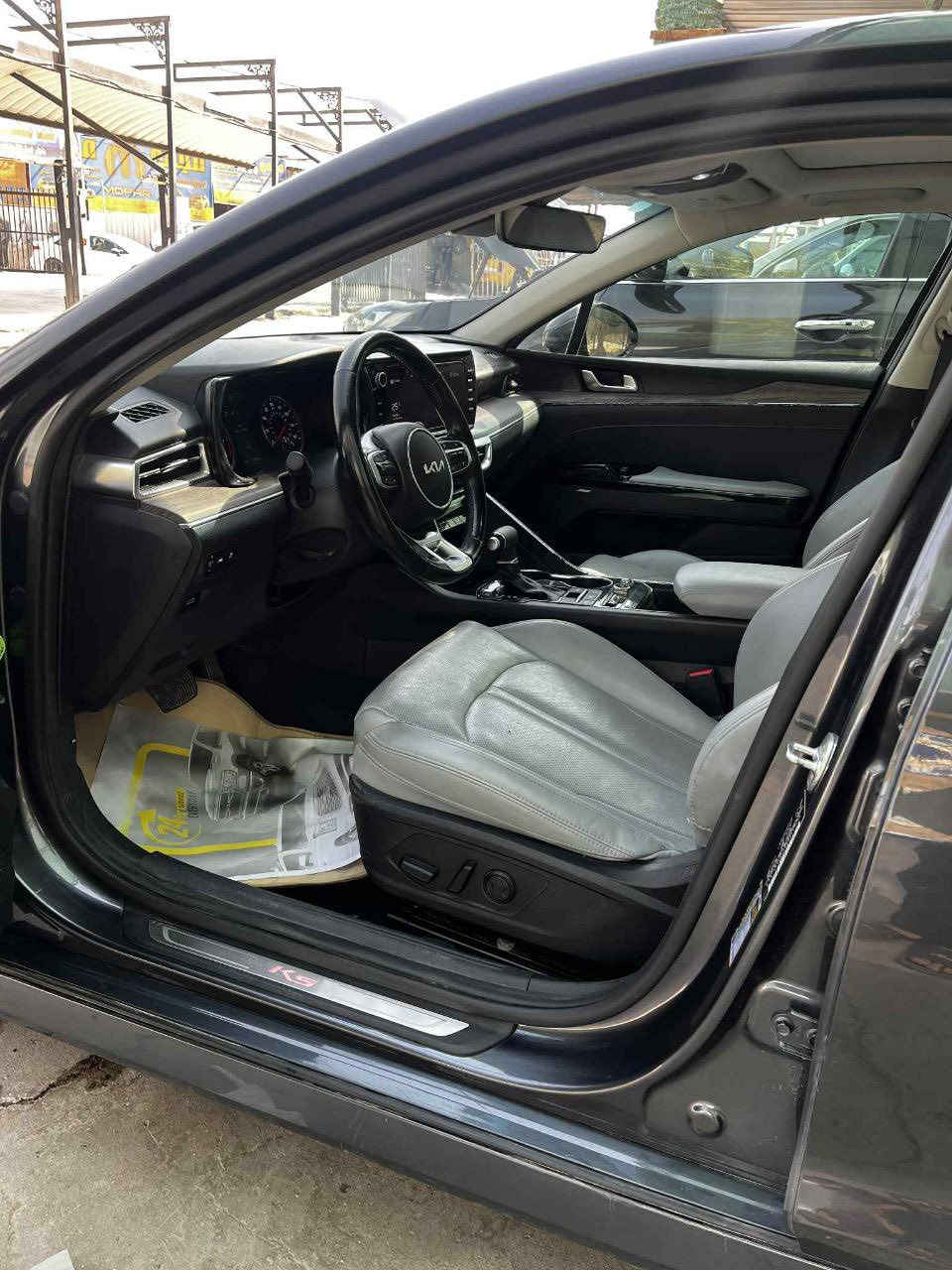 ‏-
‏
‏2022  KIA K5, EX 
‏
‏•الرقم: قادسيه معوقين (بشرط وكاله ) 
‏
‏
‏ضرر قطعة وحده جاملغ امامي تبديل بدون دواخل او شواصي 
‏
‏•المواصفات :
‏
‏▪️السيارة: #كيا K5 EX 
‏
‏▪️الموديل: 2022
‏
‏المحرك: 1.6L توربو (اربعة سلندر)
‏
‏▪️العداد: 83 الف كم 
‏
‏▪️حجم الويل: ويل كب حجم 19 
‏
‏▪️لايتات زينون اربع عدسات مع حاجب LED مع اشارة LED
‏
‏▪️بصمات عدد 2 للأبواب مع بصمة تشغيل وتشغيل عن بعد
‏
‏▪️قمارة بانوراما
‏
‏▪️نظام 5 كامرات
‏
‏▪️رادار امامي مانع تصادم
‏
‏▪️حساس امامي
‏
‏▪️حساس خلفي
‏
‏▪️رادار جانبي (نقاط عمياء) بالمرايا الجانبية
‏
‏▪️شاحن لاسلكي
‏
‏▪️اشاير بالمرايا الجانبية
‏
‏▪️مرايا شفط
‏
‏▪️مرايا قلاب
‏
‏▪️كامرة خلفية دوارة اصل مع الستيرن
‏
‏▪️شاشة الدشبول حجم كبير للتحكم بأيعازات السيارة
‏
‏▪️كشنات السيارة جلد lبيض
‏
‏▪️گشن ذاكرة (خزن ميموري) لكرسي السائق
‏
‏▪️تحكم فول كهرباء لكرسي السائق والراكب
‏
‏▪️تدفئة وتبريد للگشنات الأمامية
‏
‏▪️تبريد قطعتين امامي وخلفي
‏
‏▪️خمسة وضعيات للقيادة
‏
‏▪️تشغيل عن بعد
‏
‏▪️سستم صوت BOSE بواقع 12 سماعة في المركبة
‏
‏▪️سايد بريك دگمة
‏
‏▪️تحكم ستيرن جهتين بلوتوث وحاكية وكروس سرعة وتحكم صوت 
‏
‏▪️نظام ABS مانع انزلاق
‏•سياره جاهزه من مكينه وكير وحداديه تبريد بنسبه ١٠٠٪
‏
‏▪️السيارة فئة EX فول اعلى فئه 
‏
‏ 
‏
‏للاستفسار :-
‏
***********‏
‏
‏واتساب متوفر او الاتصال عالرقم 
‏
‏الديوانية _مركز المدينه
‏
‏
‏
