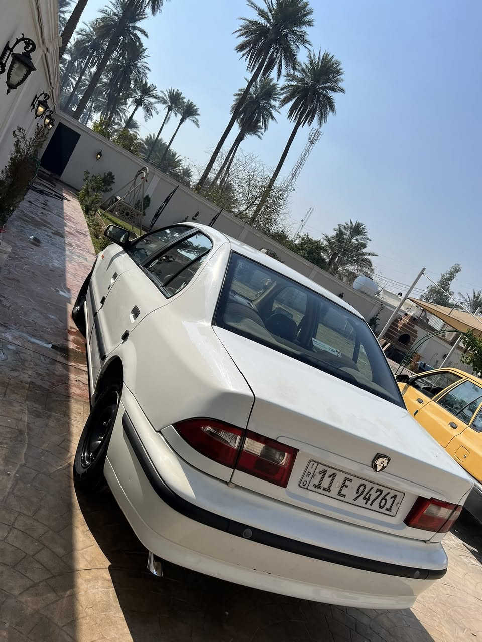 سلام عليكم 
سمند 2013 
كرستال ناطقه
بيها جاملغ امامي صفحه السايق مبدل فقط 
بدون حادث او بدون صبغ ومعجون نهائي 
باسمي تحويل ثاني يوم 
السياره محاجه اسولف الصور تحجي وبل حقيقه احله تجي وشوف بعينك وتحكم على نضافه الكشر 
مكينه كير حداديه كاملات للأخير بدون نواقص السياره 
*********** عنواني بغداد
