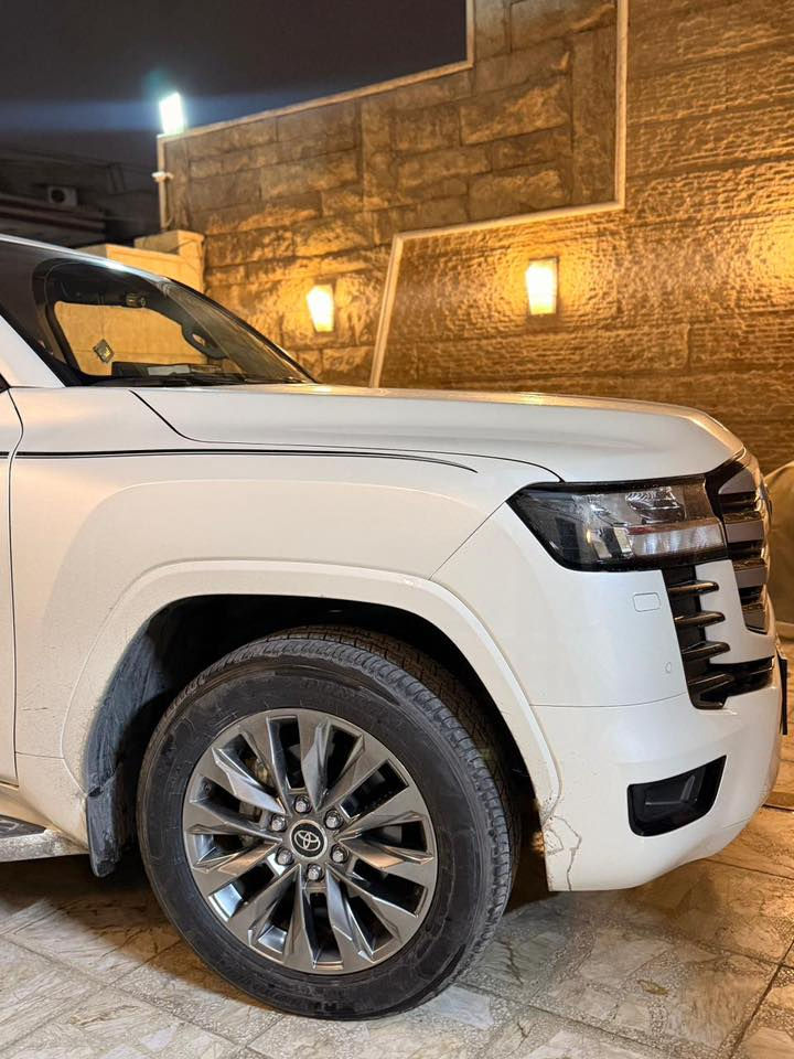 السلام عليكم 
عندي لاندكروز 2024 GXR تنفس طبيعي وكالة SAS تحت الضمان ماشية 6500 اخت الزيرو 
السيارة مكفولة كفالة عامة ..مغلفة PPF ضمان 15 سنة .

السعر 72 الف دولار وبيها مجال 
للاستفسار ‭0770 622 3644‬-‭——0790 197 2783‬
