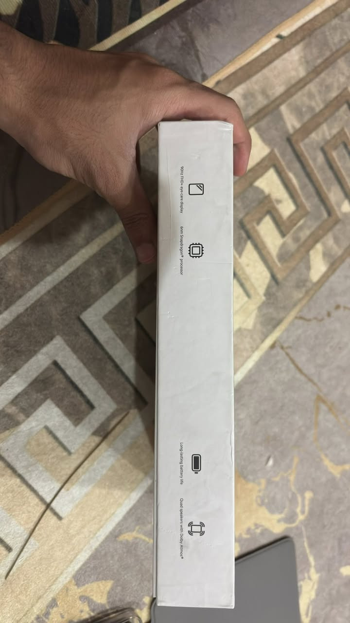 جهاز Redmi Pad SE (مستعمل بحالة الجديد) للبيع 📢
لكل من يبحث عن تابلت مالي للـدراسة، المشاهدة، أو الألعاب الخفيفة وبسعر ممتاز! الجهاز نظيف جداً واستخدامه كان خفيفاً ومقتصراً على الدراسة فقط.
📋 المواصفات الكاملة للجهاز:

 الذاكرة والتخزين: ذاكرة عشوائية (RAM) بحجم 8GB مع مساحة تخزين داخلية واسعة 256GB (أعلى فئة بالجهاز).

 المعالج: معالج ثماني النواة من نوع Snapdragon (بدقة تصنيع 6 نانومتر) لأداء سلس ومستقر.
 الشاشة: شاشة بحجم 11 بوصة بتردد 90Hz مريحة جداً للعين أثناء القراءة والدراسة.

 الصوت: يحتوي على 4 سماعات ستيريو تدعم تقنية Dolby Atmos لتجربة صوت سينمائية ونقية.

 البطارية: بطارية ضخمة تدوم طويلاً للاستخدام المكثف طوال اليوم.

✨ حالة الجهاز والملحقات:
 الجهاز شبه جديد، خالي من أي عيوب أو خدوش.
 يأتي مع الكارتون وكافة الملحقات الأصلية.
 هدية مجانية: كفر حماية (حافظة) بلون بني مميز لحماية الجهاز بالكامل (كما موضح بالصور).
 الضمان: متوفر ضمان يفحص ويضمن للمشتري حق التجربة والاستخدام الاطمئناني.

💰 السعر: 250 ألف 
📞 للتواصل والاستفسار:
يرجى الاتصال مباشرة أو التواصل عبر الواتساب على الرقم: ***********
