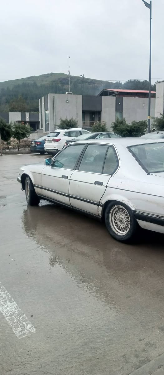 سلام عليكم
للبيع 735 موديل 92 هزه جديده رقم دولي بغداد محرك كير مكفول ترايك وين ما يعجبك كهرباء حلوه تبريد شغال 
فتحه ما تشتغل سياره بيها طخه بنيد كد اقل الشبر بيها خياس بسيط جاملغ الخلفي وتكمه يم جامه السايق حداديه جديده تخم تاير جديد داخل اسود كشنات جلد   سعر53بيها مجال شراي يتصل ***********
