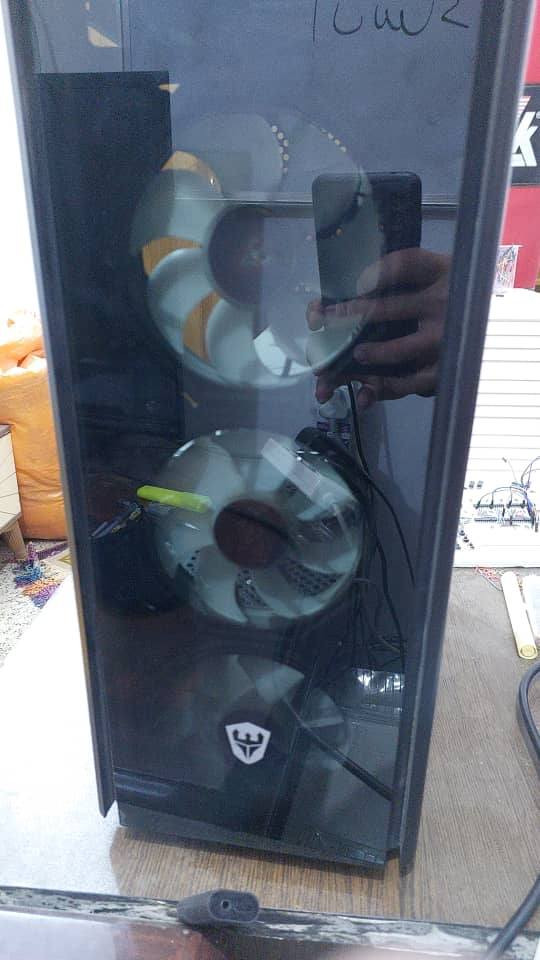 السلام عليكم 
عندي دسكتوب و لابتوبات للبيع 

الدسكتوب مواصفاته: 

المعالج: AMD Ryzen 5 (الجيل الثاني) ما بيها كارت شاشة داخلي.

​كارت الشاشة: AMD Radeon RX 580 8GB (نسخة Elsa).

​الرام: 8GB.

​الباور سبلاي: Fantech 650W. 

الهادر: ssd nvme 256 gb. 

السعر: ٣٧٥ الف دينار. 
----------------------------------------------------------------

لابتوبات عددهن ٩ 

التفاصيل: بيهن شغال وبيه مشاكل و بيهن سكراب 
يفيد للتصليح و قطع الغيار. 

البيع: لأعلى سعر يراسلني.

​الموقع: الكوفة.

للتواصل: ***********
