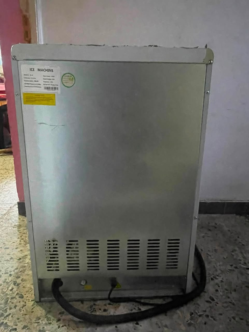 🧊 للبيع صانعة ثلج احترافية (Ice Maker)
الطاقة الانتاجية 40 كغم في اليوم 
✅ إنتاج سريع للثلج.
✅ مناسبة للمطاعم، الكافيهات، العصائر، والفنادق.
✅ تشغيل سهل مع شاشة تحكم رقمية.
✅ بحالة جيدة جداً  وجاهزة للعمل.

📍الموقع: بغداد
***********
📞 للاستفسار والسعر يرجى التواصل على الخاص أو الاتصال
