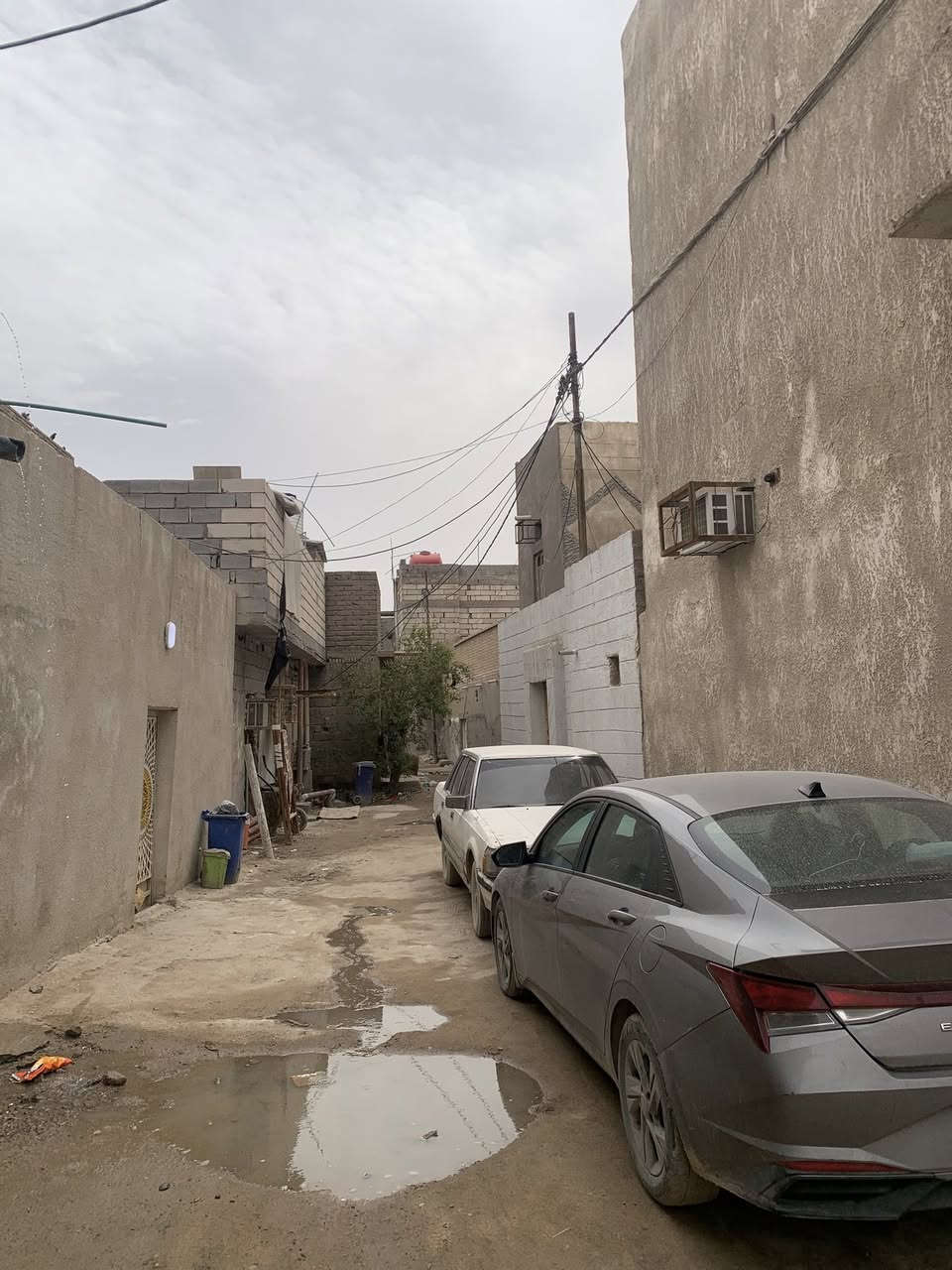 بيت للبيع قرب جامع البراك محلة للعرب بيت فرعي قريب على الشارع كلش مسافة قليلة بيتين ع شارع المساحة ١٣٠ متر البيت طابقين بي ٦ غرف الاستفسار الاتصال ع رقم البيت اصولي طابو ملك 
***********
او على رقم 
***********
