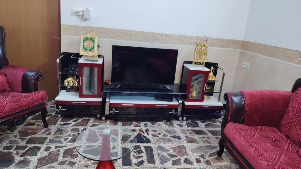 اخوتي اخواتي عندي تخم  راقي جدا مع ملحقاته يعني اغراض  غرفة استقباله كامله  بسعر  (1750) 
للاستفسار  ***********
العنوان القادسية حي الجامعه قرب مدينة الالعاب
