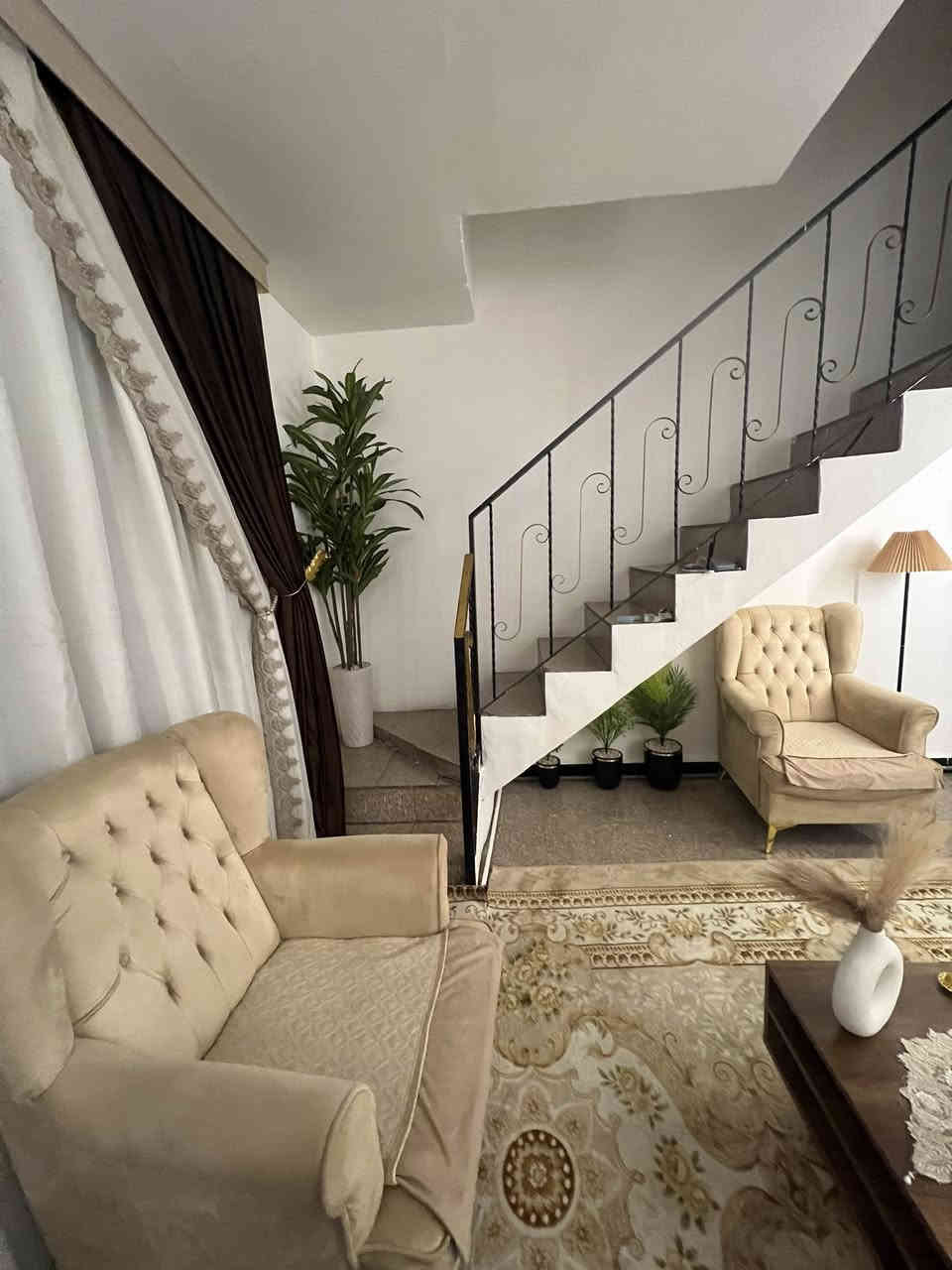 بيت مسلح للبيع المساحه ٥٠م واجهه٥م يحتوي بيت طابقين يحتوي ع صاله وخدمات وغرفتين وبيتونه وسطح العنوان الاعظميه للاستفسار ***********
