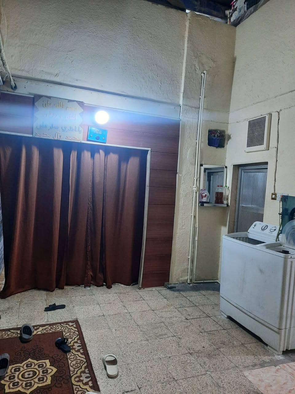 من رخصت صاحب الكروب 
دار للبيع المساحه 108 متر
 العنوان مدينه الصدر قطاع 55 خلف سوق الوحيلات الدار يتكون من طابق ونصف عكاده نظيفه ينسكن بي البيت بي 4غرف واستقبال ومطبخ بارد و صحيات و ملحقاته / البيت بي كراج امامي بي خدمات ومطبخ حار و مخزن 
ابيع تفليش للاستفسار     ***********
