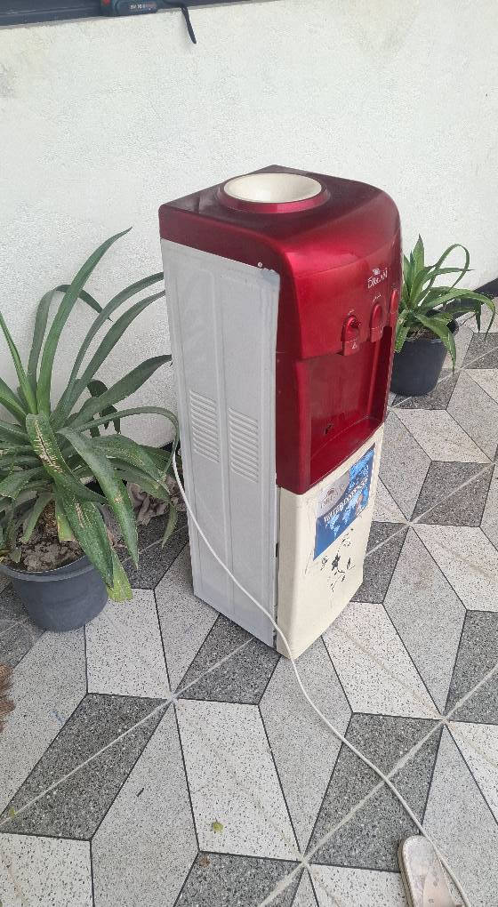 متوفر عارضه طرحيه شركة ايگور التركي الاصلي نظيفه جدا استخدام بيت السعر 300 حجم كبير 
براد ماء ثلاث خطوط كله شغال نضيف 
السعر 50
الامن الداخلي ***********
