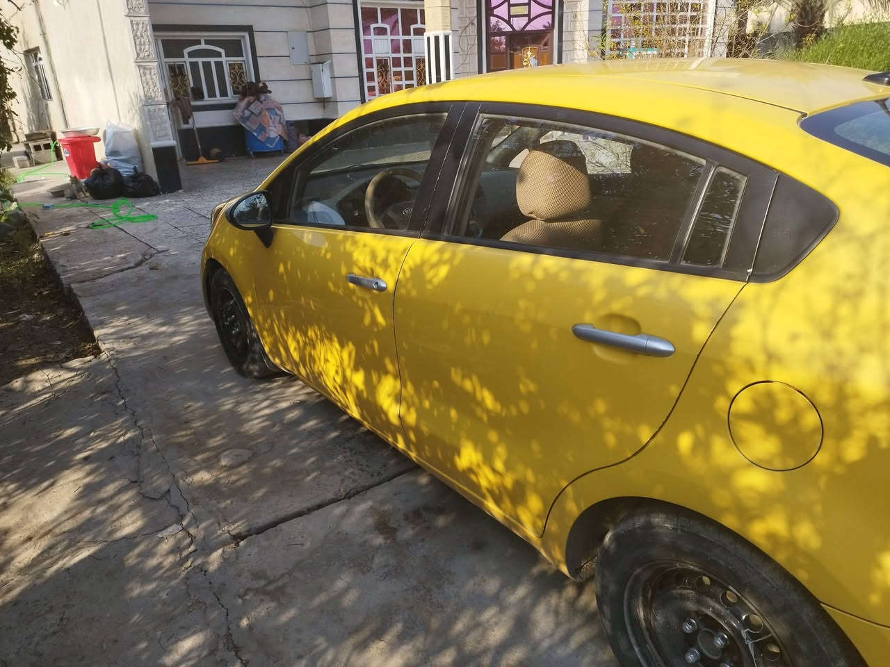 السلام عليكم كيا ريو وارد خليجي موديل 2014 السيارة كفالة من الضربة او الكص سياره مصفره غرامات وهيئه فلس ماعليها السياره كهربائيات كلها شغاله اي نقص مابيهن  مكينة 1600  كير مكينة خير من الله اي تنقيص تبخير ماكو  حدادية جيده تخم تاير السيارة سعر البيع 88
مكاني بغداد
رقم *********** وبي واتس
