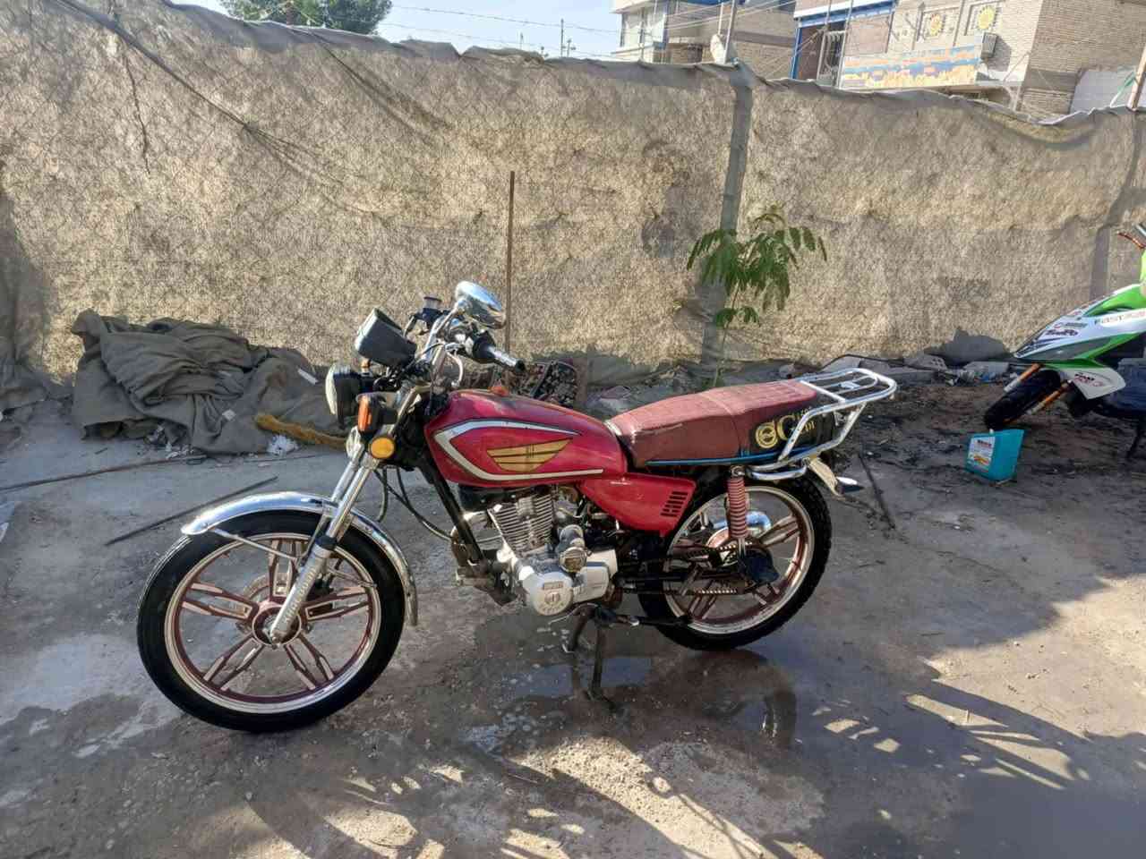 السلام عليكم 
دراجه سيفاني مديل 21  مكينه نضيفه 
دراجه قويه ورزنه السعر 300 كلك  ***********  رقمي
