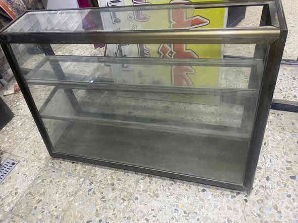 لوكرات عدد ٦
وفاترينات الامينوم عدد ٢. ***********
